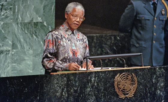 نيلسون مانديلا يخاطب الجمعية العامة للأمم المتحدة في أيلول/سبتمبر 2004.